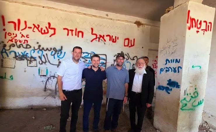 Israeli Finance Minister photographed near anti-Arab graffiti in West Bank
