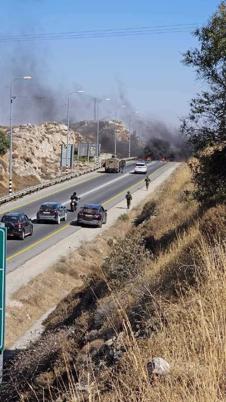 Israeli Settlers Burn Tires to Block Palestinian Vehicles in Al-Bireh