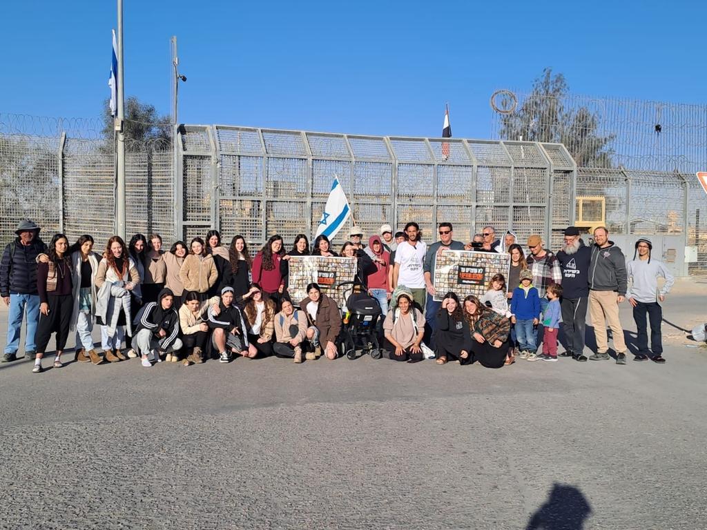 Israeli settlers block Gaza aid crossing at Nitzana