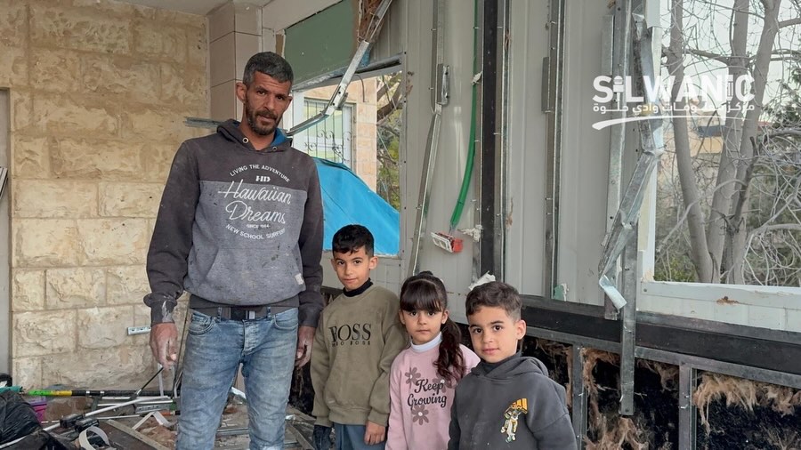 Israeli forces force Palestinian to demolish his own home in Jerusalem