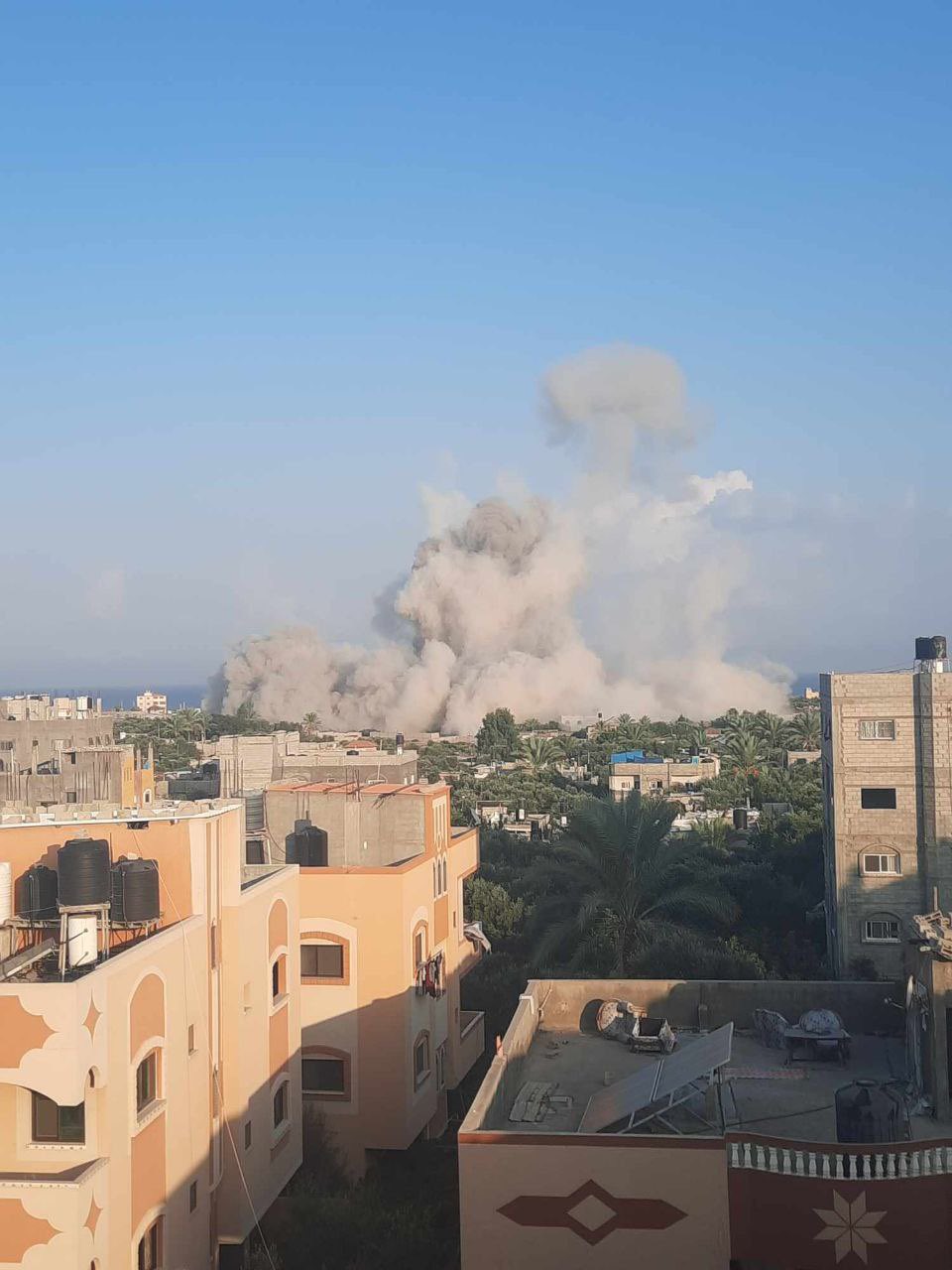 Israeli Air Strikes Target Central Gaza Strip
