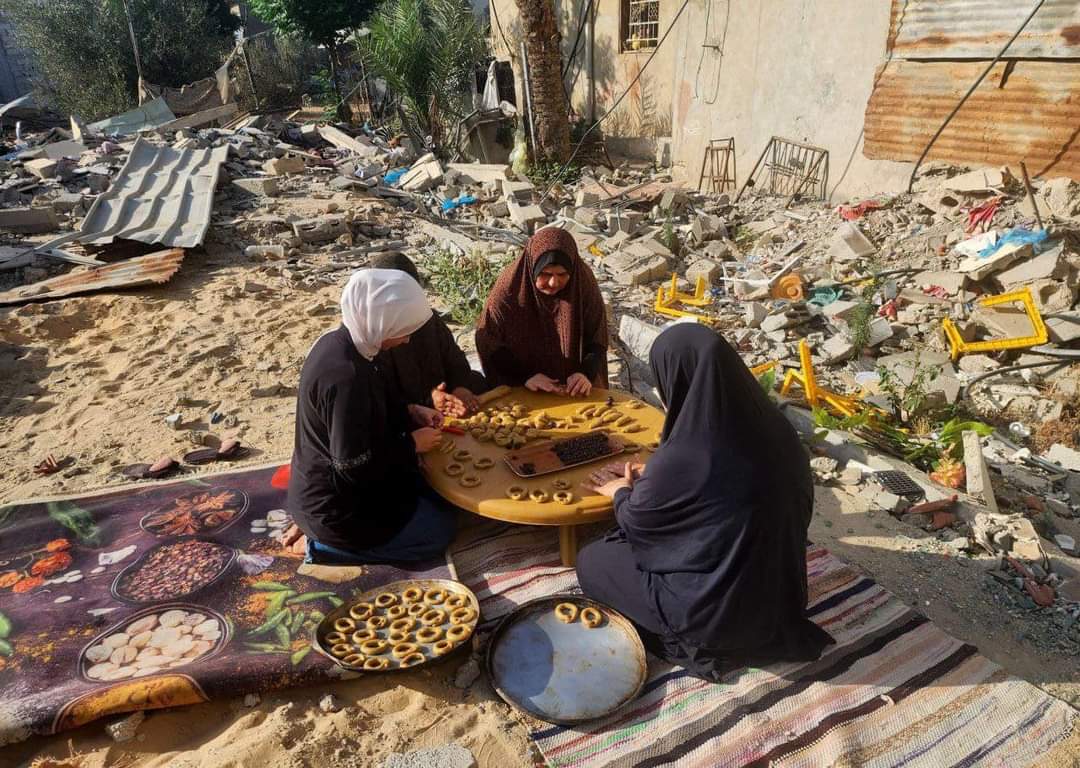 Palestinian women bake Eid cakes amid Gaza destruction