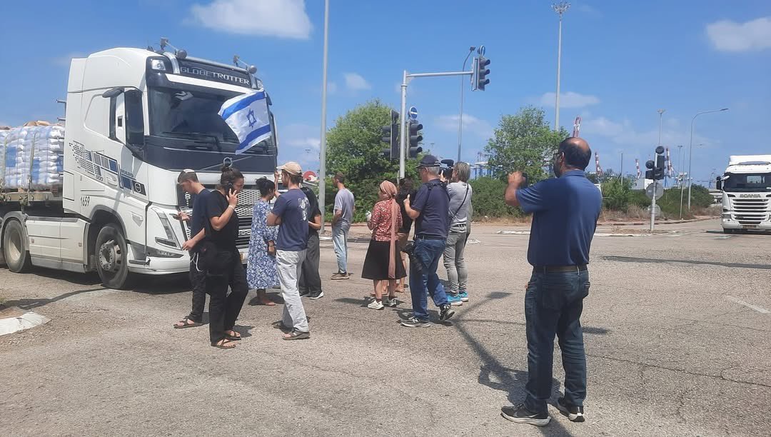 Israeli settlers block streets to prevent Gaza aid entry