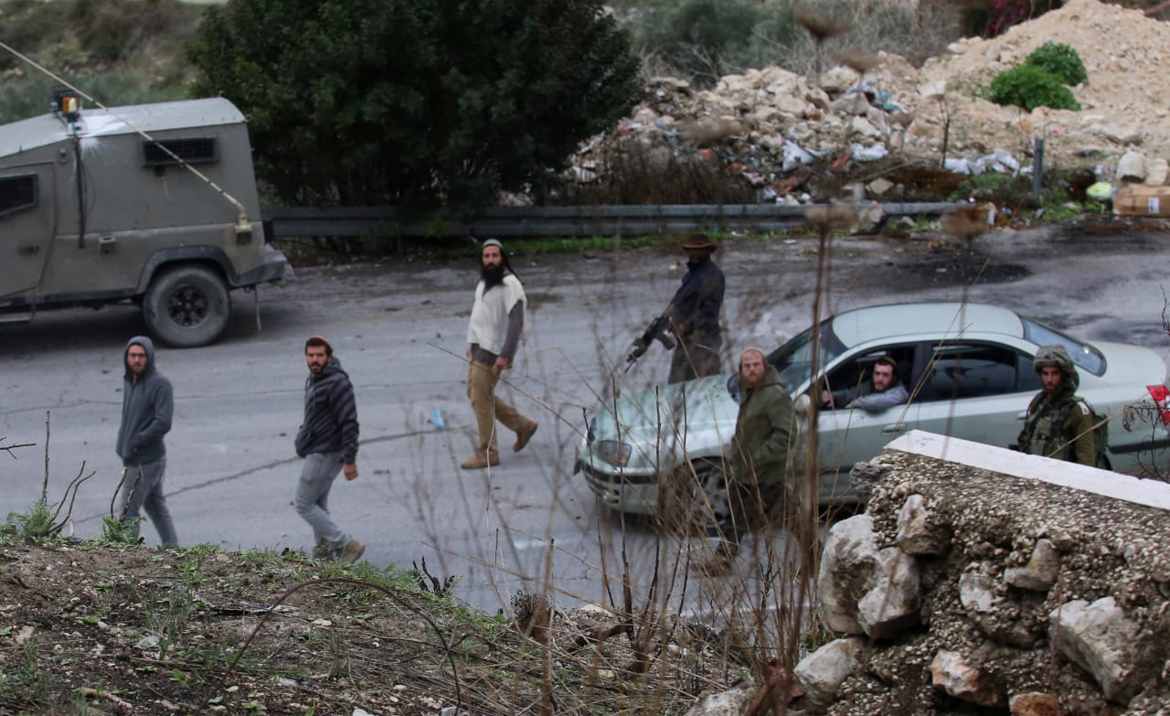 Israeli settlers break into Bazaria town, harass Palestinians