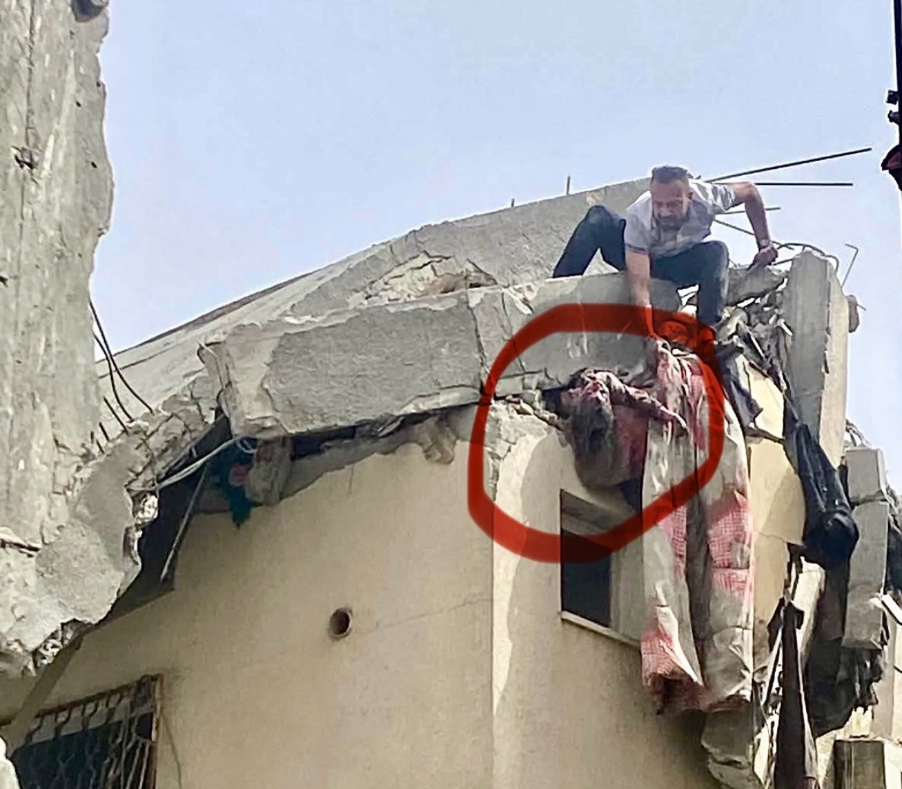Child killed in Israeli airstrike in Gaza remains trapped