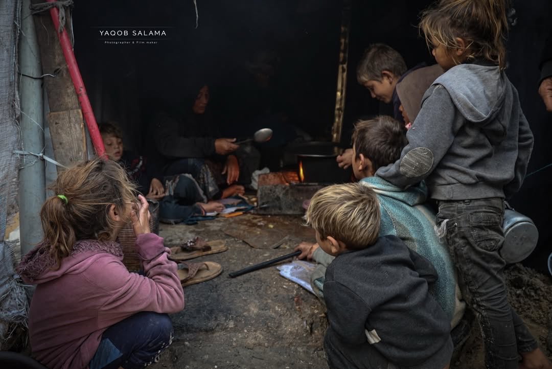 Displaced mother scavenges food as aid fails to reach camp