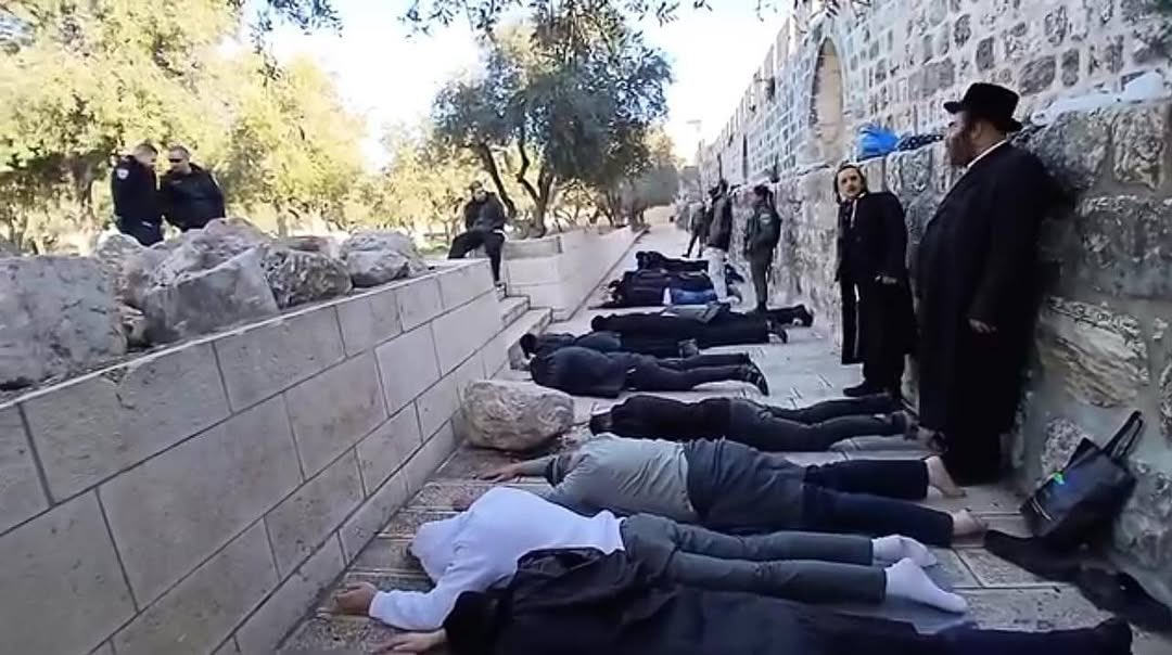 Israeli settlers perform rituals in Al Aqsa mosque