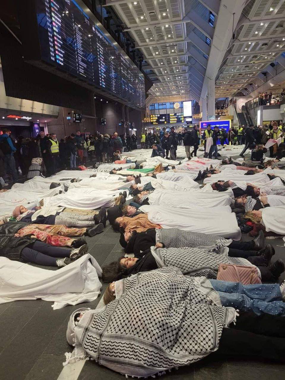 Norwegian activists stage Gaza solidarity protest at Oslo train station