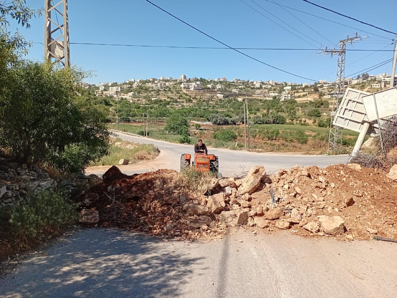 Israeli Forces Block Roads to Beit Amer Village West Bank