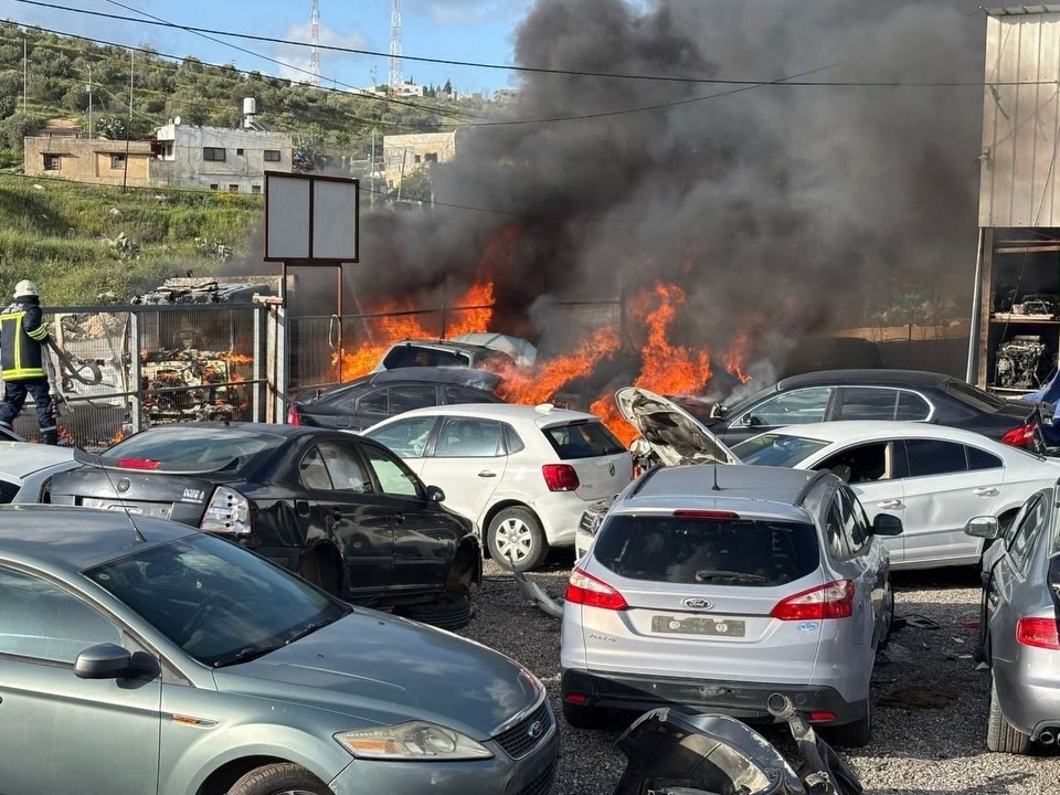 Settlers Set Fire to Palestinian Vehicles in Nablus