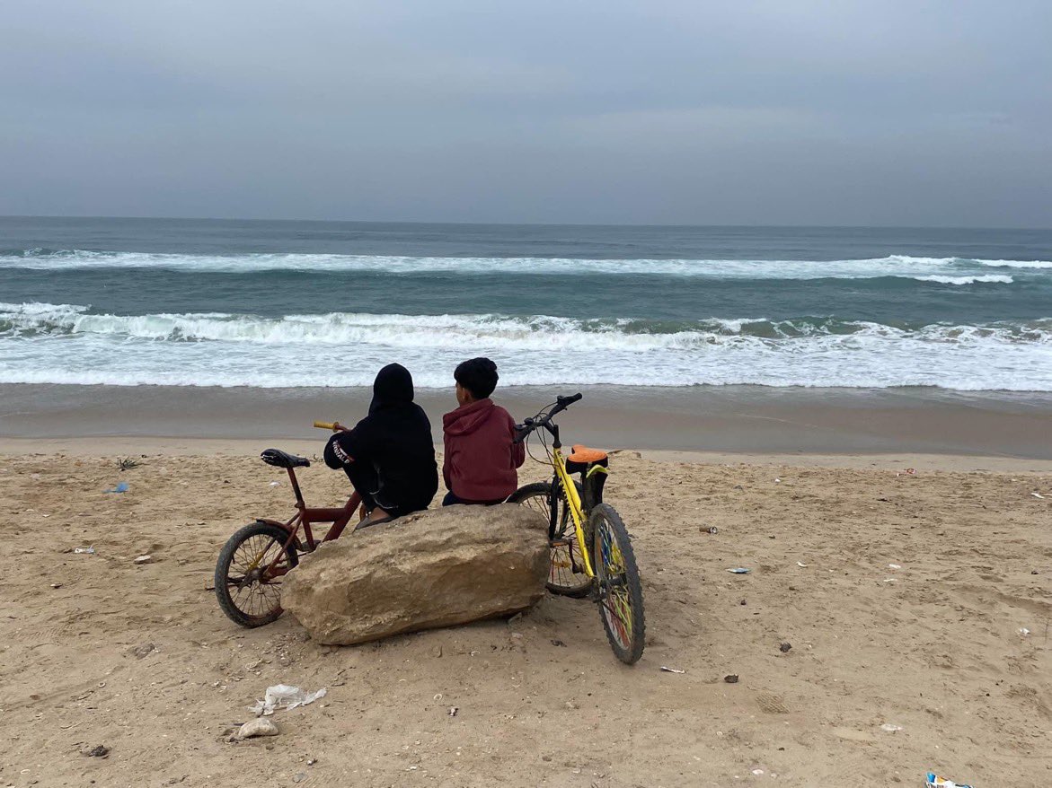 Gaza residents embrace life at Khan Yunis Beach despite hardships