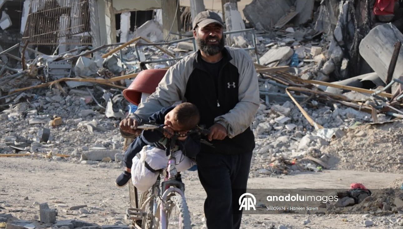 Palestinians Return to Rubble as Gaza Ceasefire Takes Effect