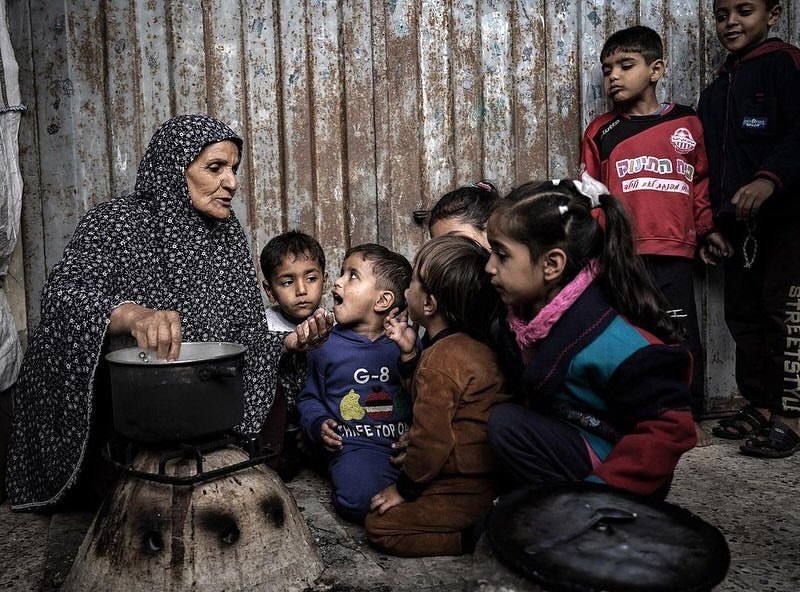 Grandmother Cooks for Grandchildren Without Gas in Gaza