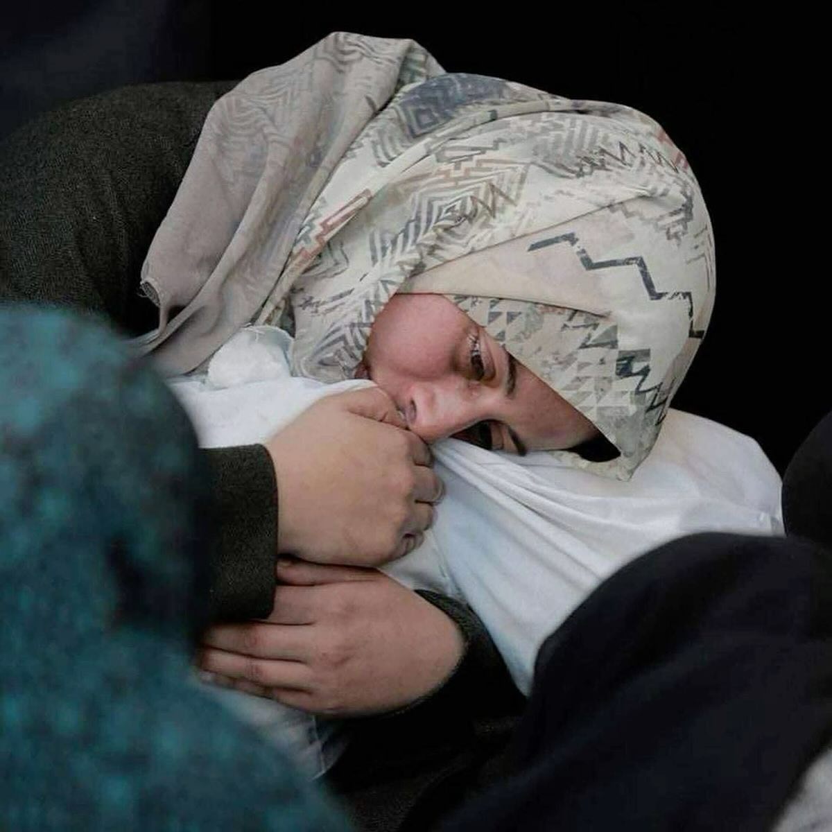 Mother’s Final Embrace of Child in Gaza