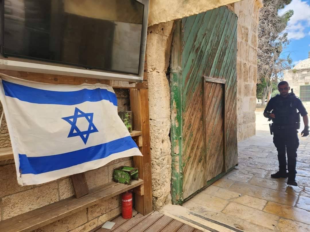 Israeli settlers hang flag at Al-Aqsa Mosque