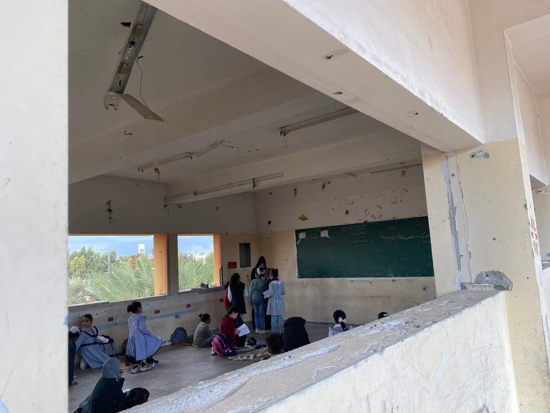 Palestinian teachers volunteer to continue education in Gaza