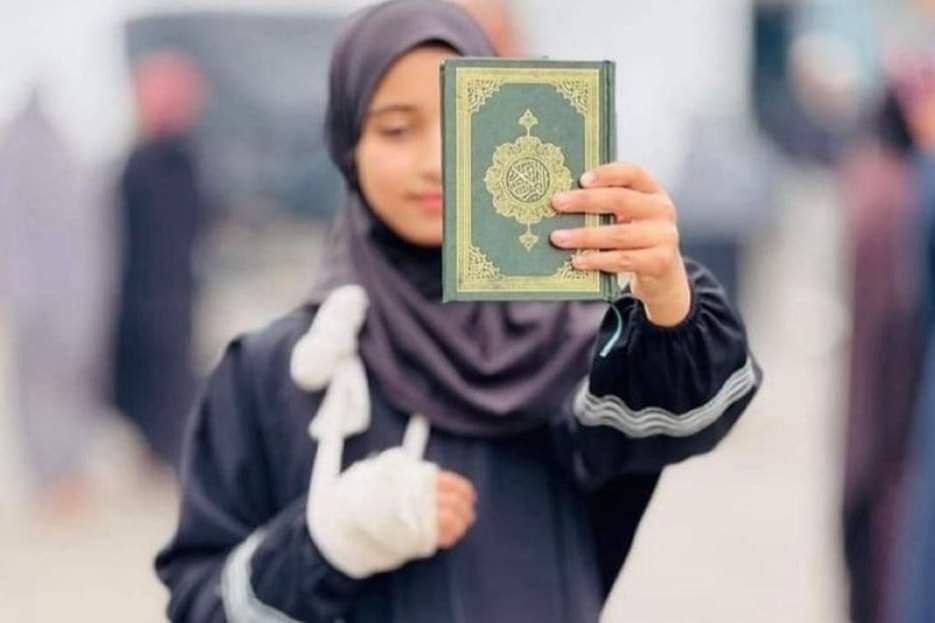 Palestinian Girl Memorizes Qur’an in Gaza Shelter