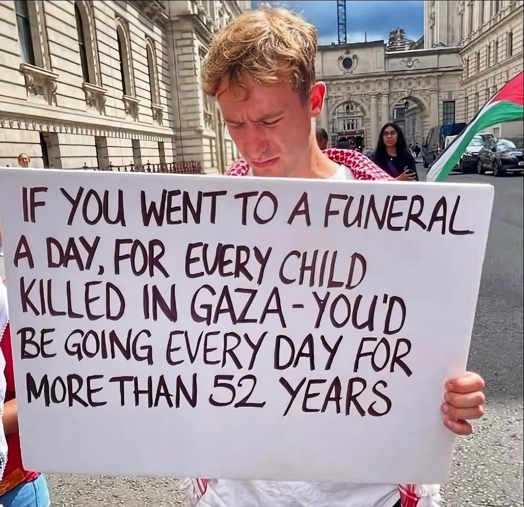 Demonstrator’s Sign Highlights Scale of Child Deaths in Gaza