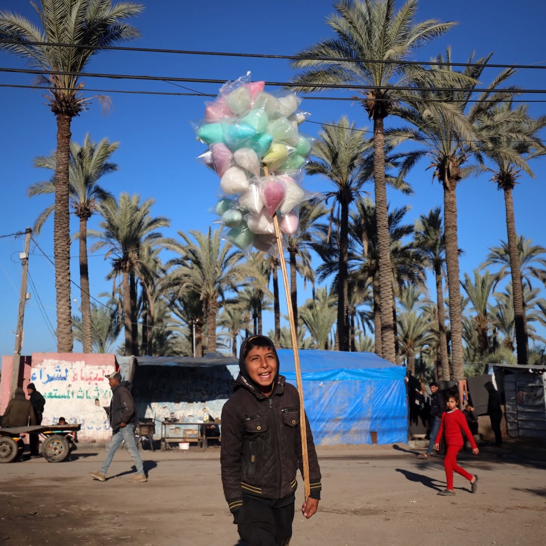 Palestinian Vendor Brings Joy to Displaced Children in Gaza