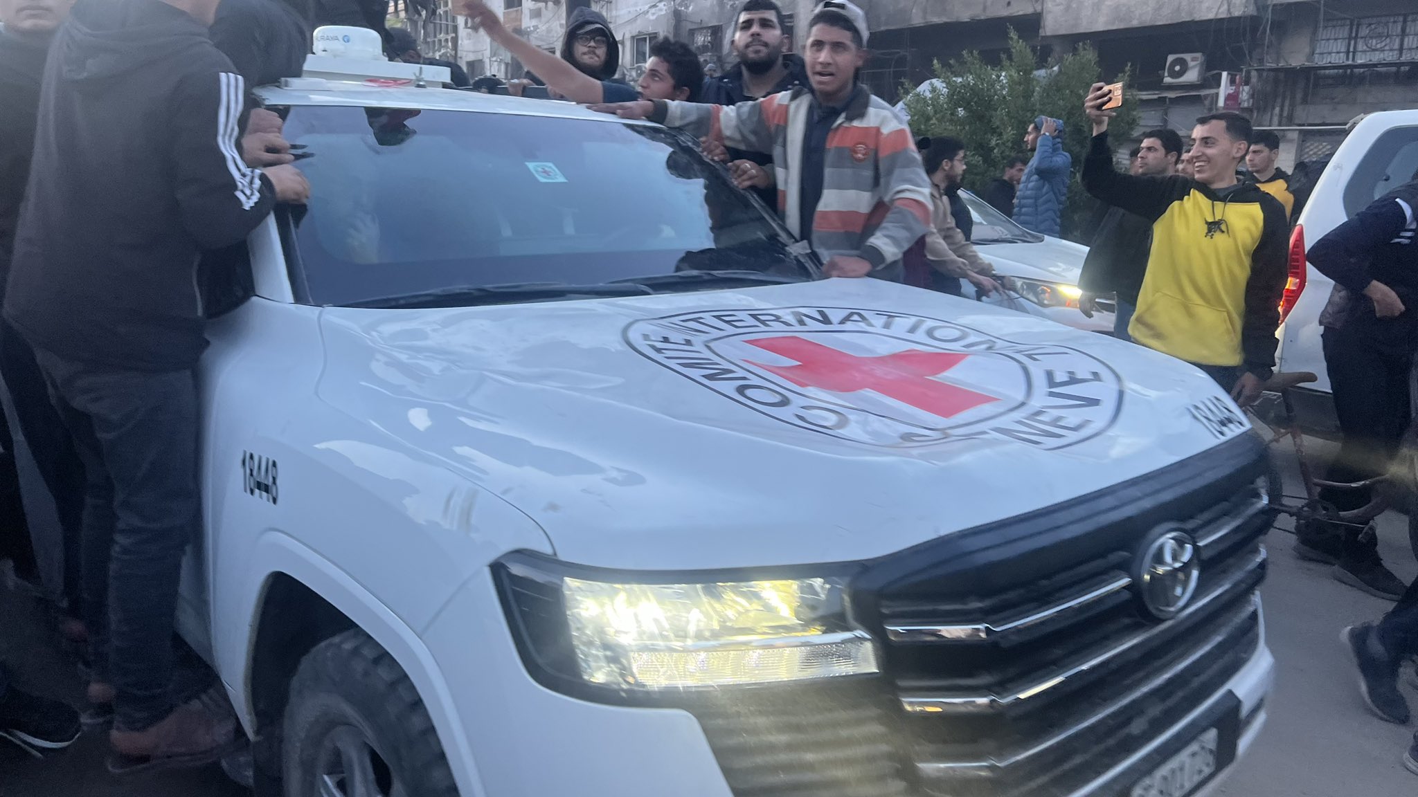 Palestinian resistance releases 3 Israeli prisoners to Red Cross