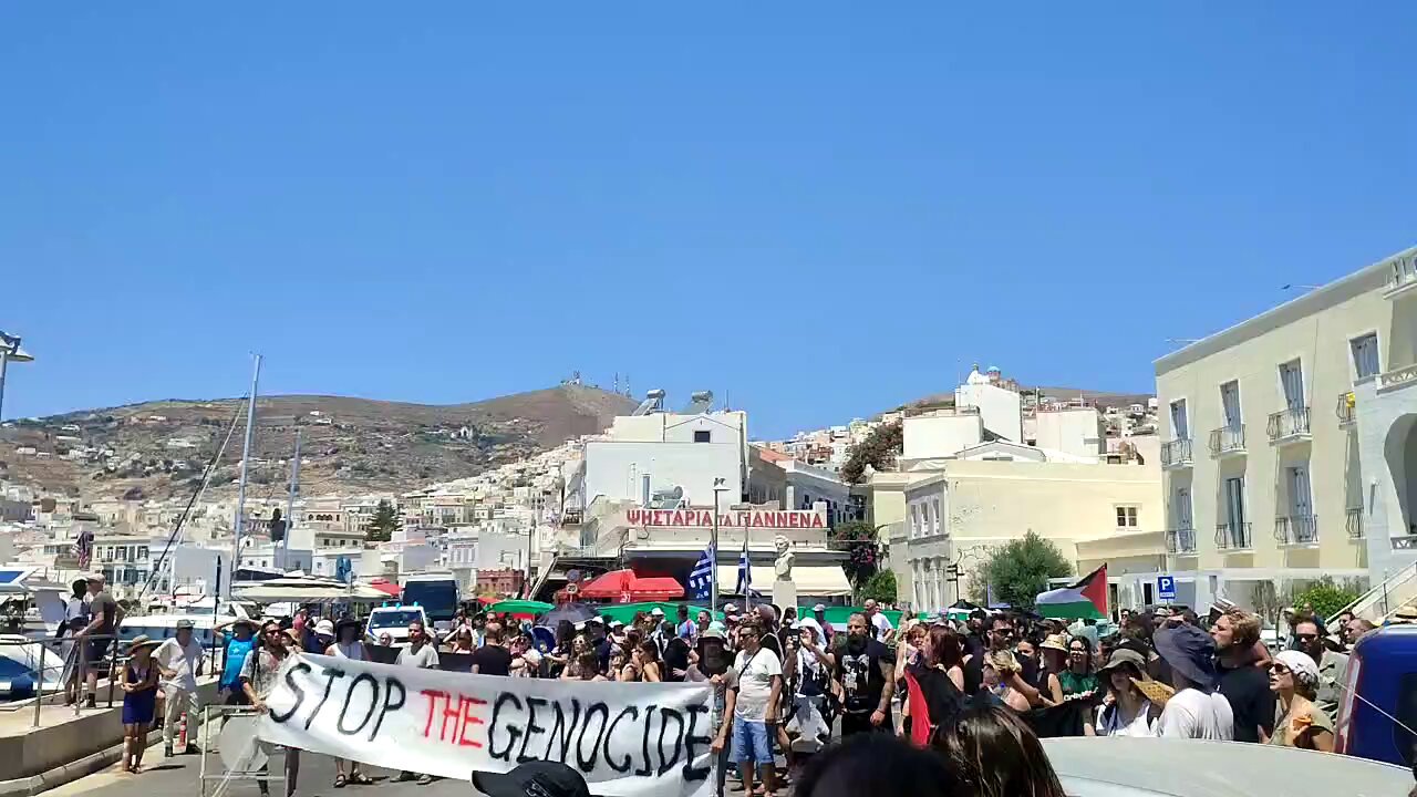 Greek activists block Israeli cruise ship passengers in solidarity with Palestine
