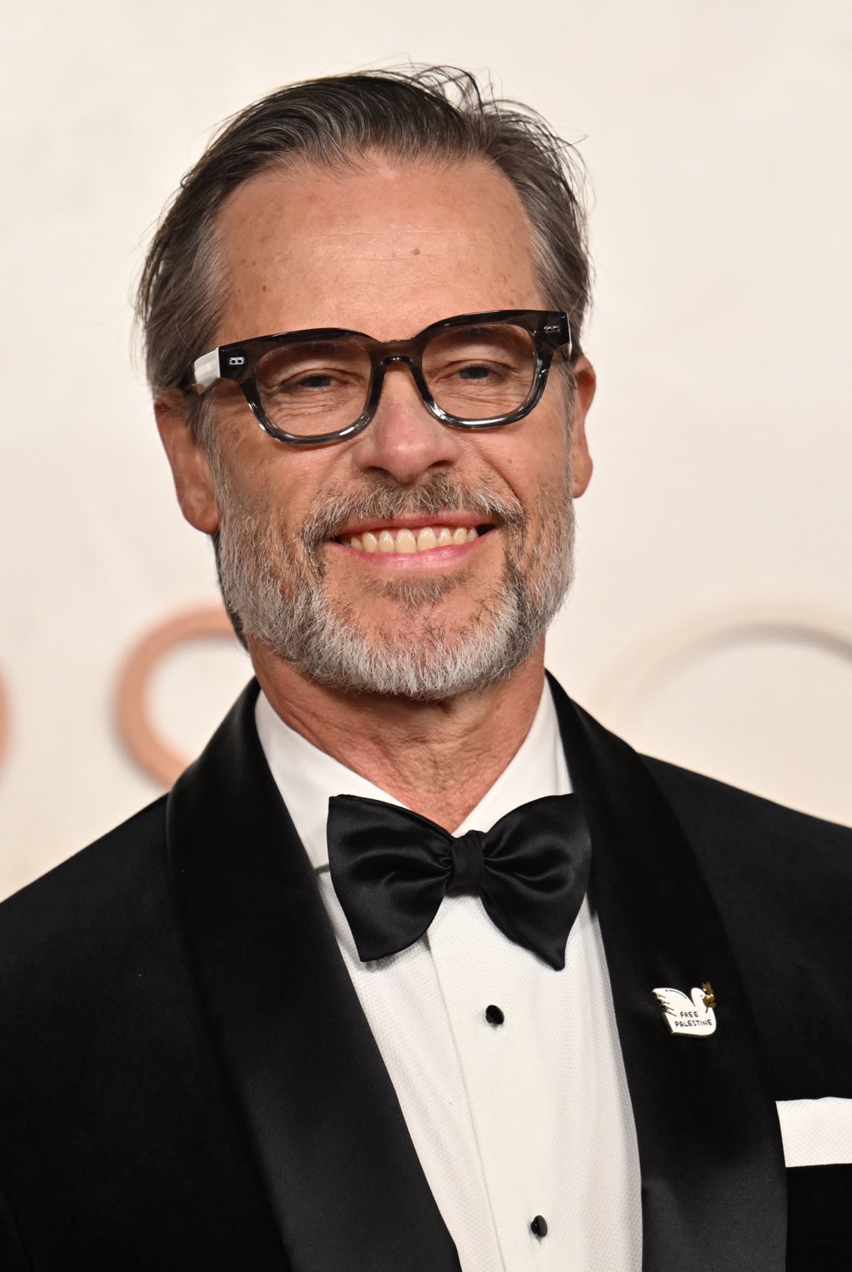 Guy Pearce Wears Free Palestine Pin at Oscars Ceremony
