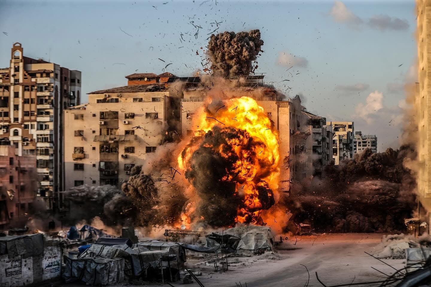 Bombardement de la tour al-Ruya à Gaza City par l’armée israélienne