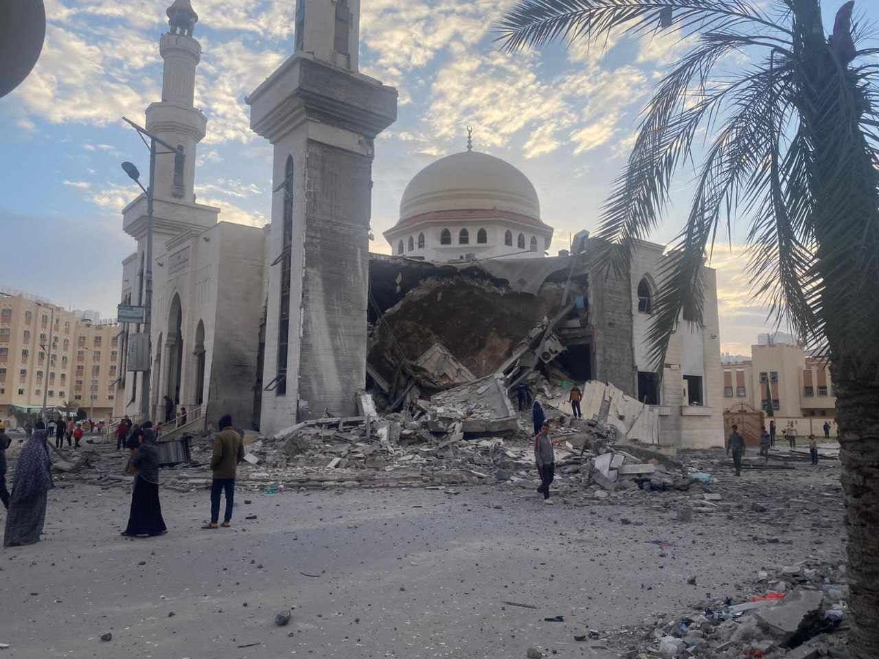 Israeli airstrike destroys Al-Hamad Mosque in Khan Younis