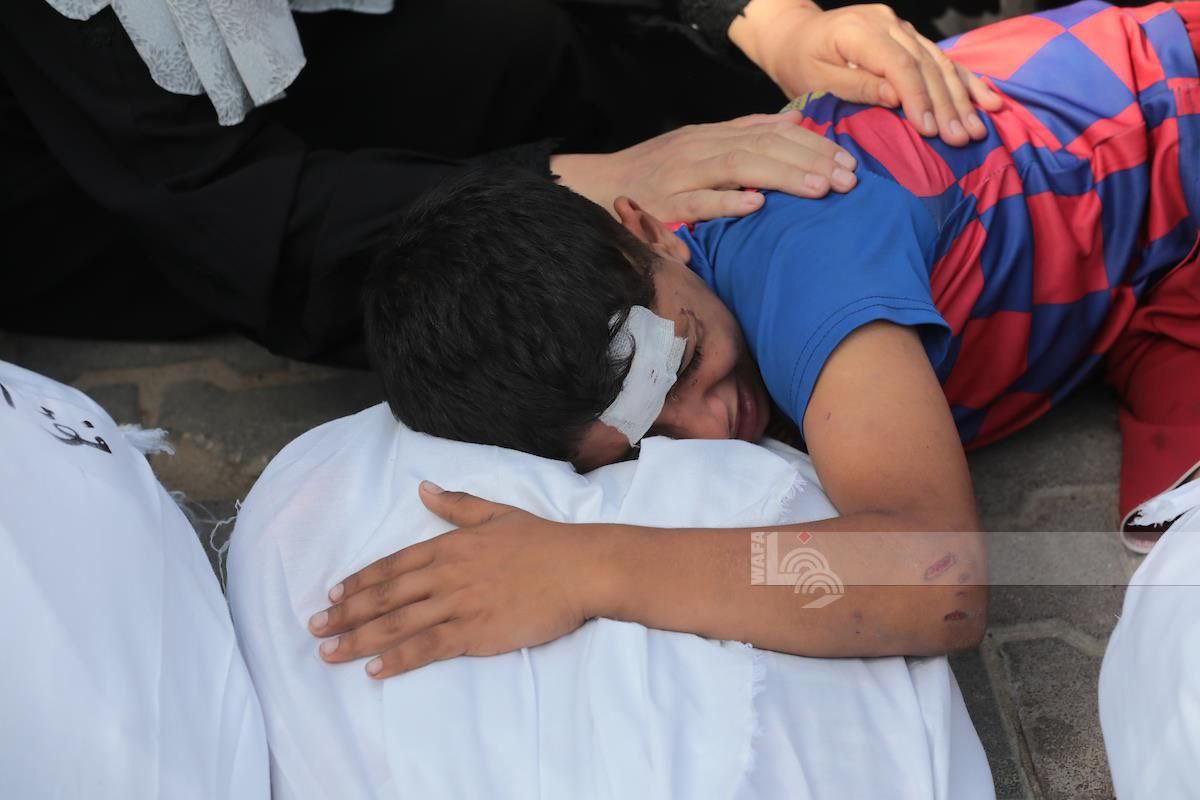Palestinians mourn relatives killed in Israeli attacks during Eid