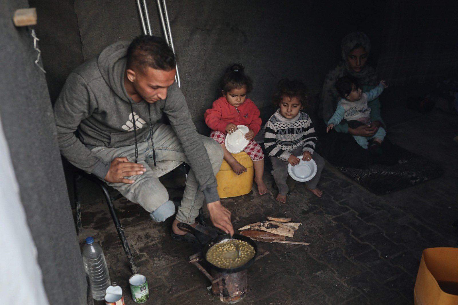 Living conditions in Gaza: tents, no utilities, food scarcity, water shortage
