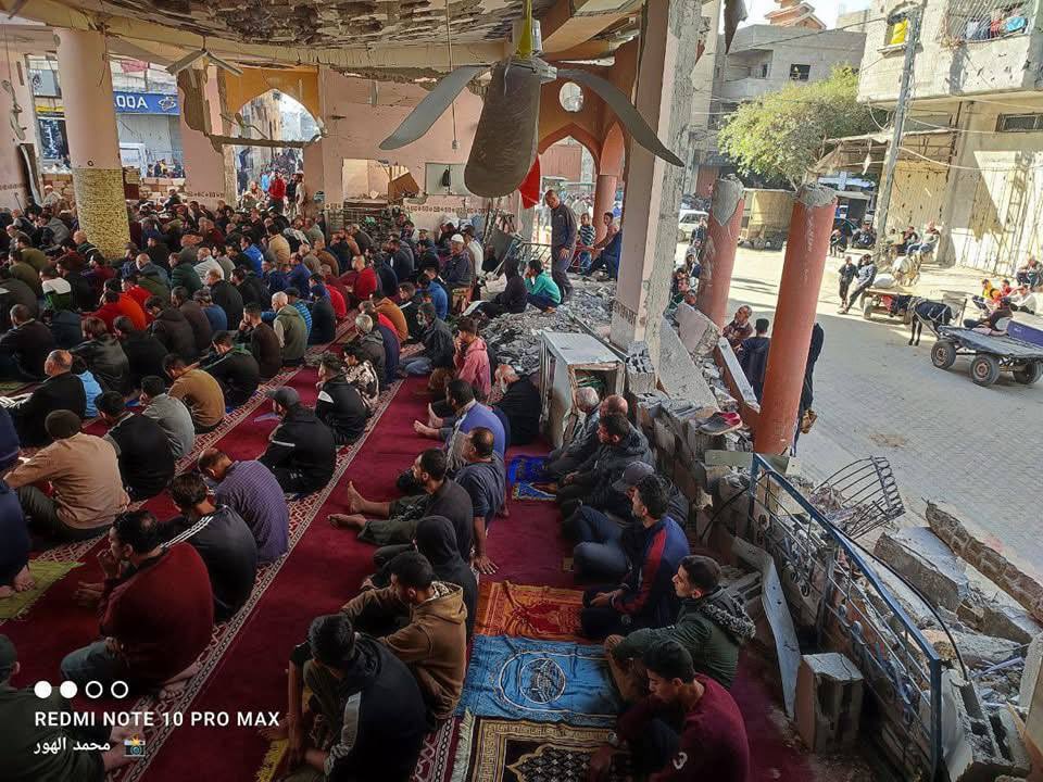 Palestinians pray in rubble of destroyed Al-Farouq Mosque