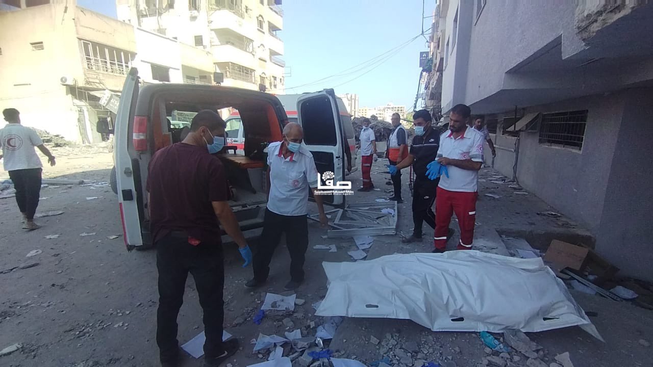 Paramedics evacuate bodies from Gaza hospital during Israeli invasion