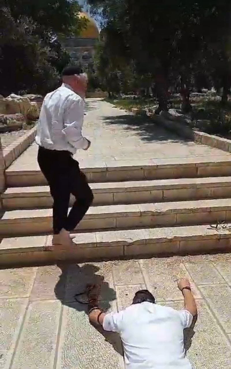 Israeli settler performs prostration at Al-Aqsa Mosque