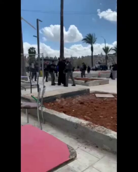Israeli police arrest Palestinian worshiper at Damascus Gate