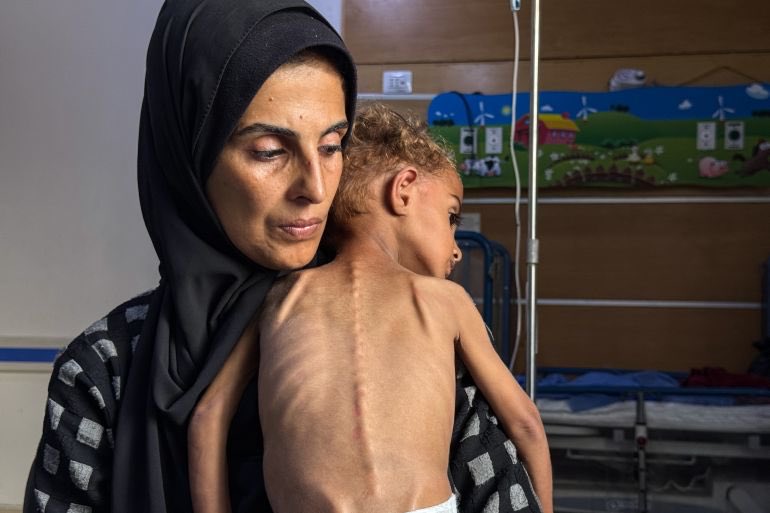 Israel closes Gaza borders and suspends humanitarian aid