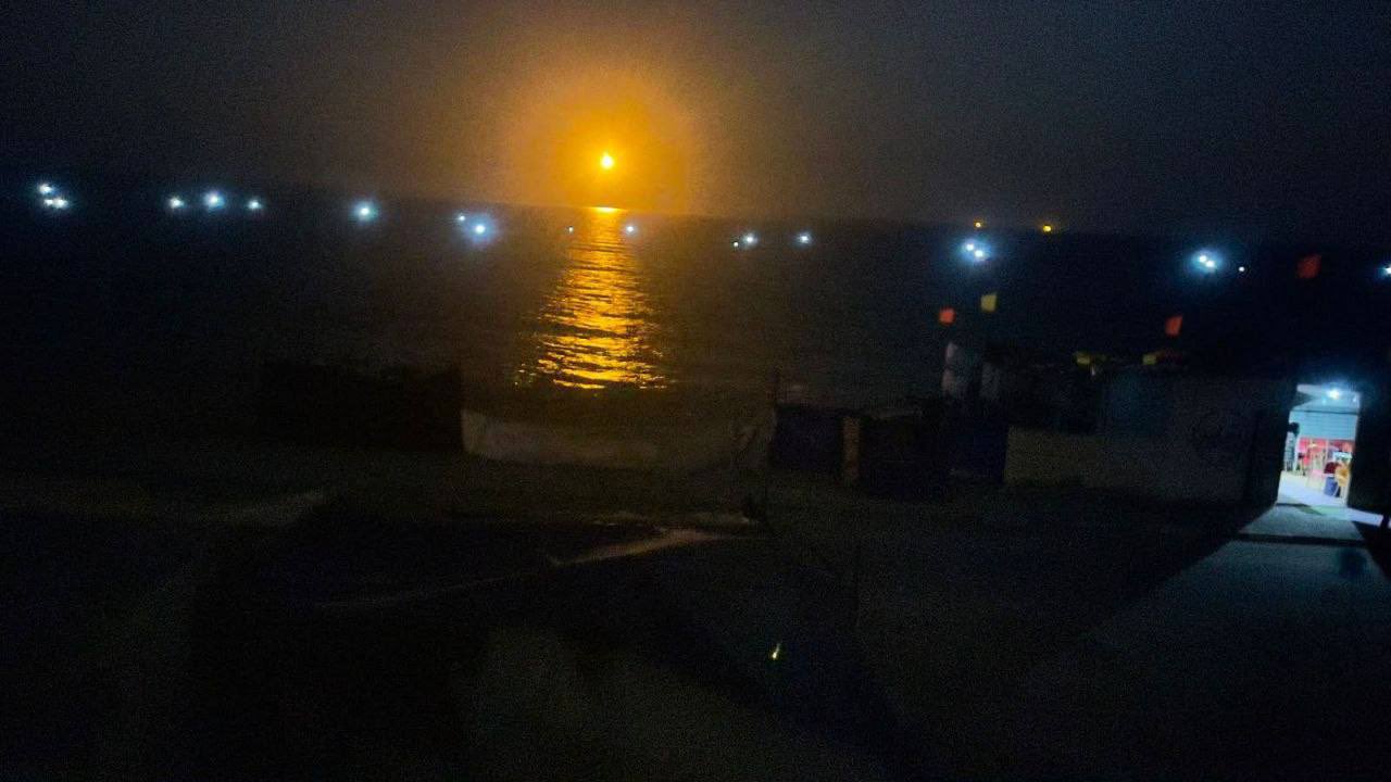 Israeli forces fire flares off Gaza