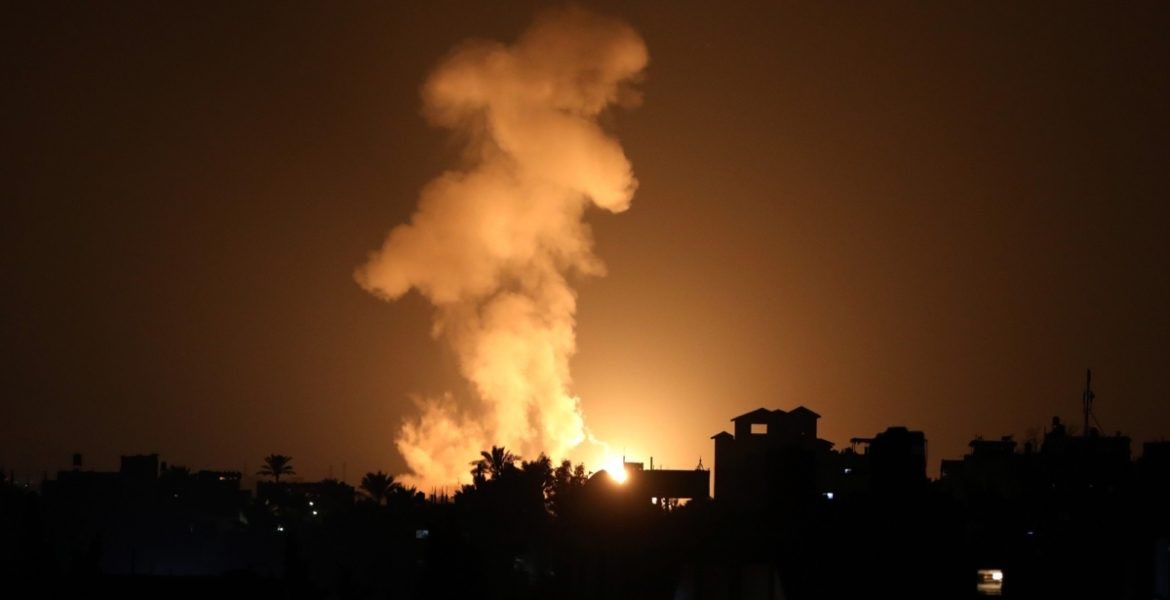 Massive Israeli strikes destroy homes and buildings in Khan Younis