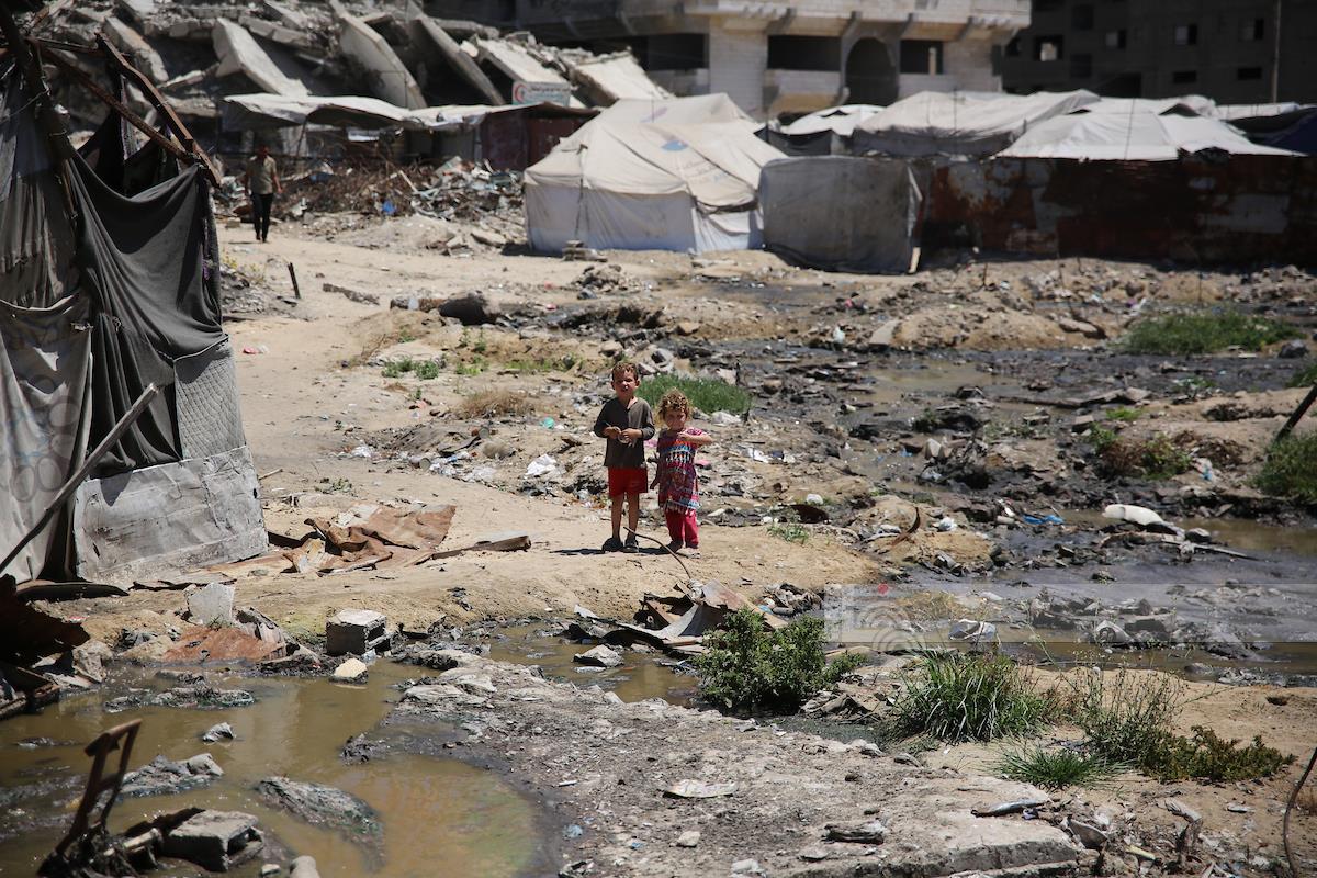 Gaza: displaced in tents near sewage and debris