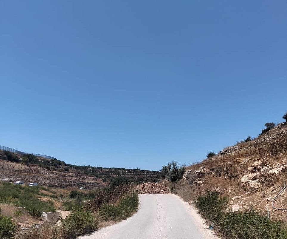 Israeli forces shut road near Beit Ummar, West Bank