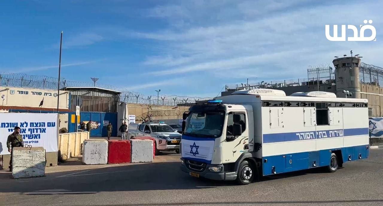 Palestinian prisoners arrive at Ofer Prison in exchange deal