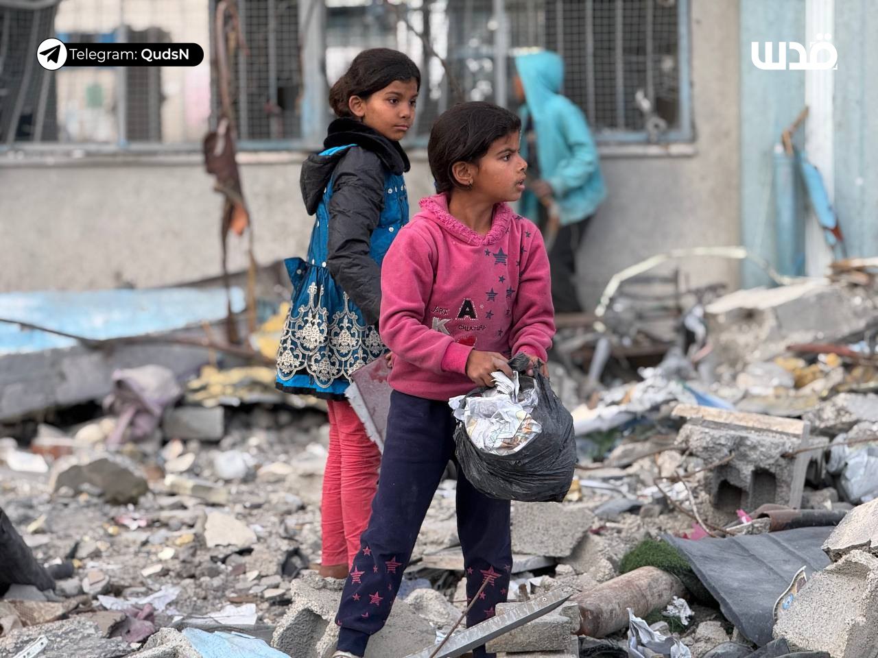 Children return to Rafah to search for belongings after fleeing
