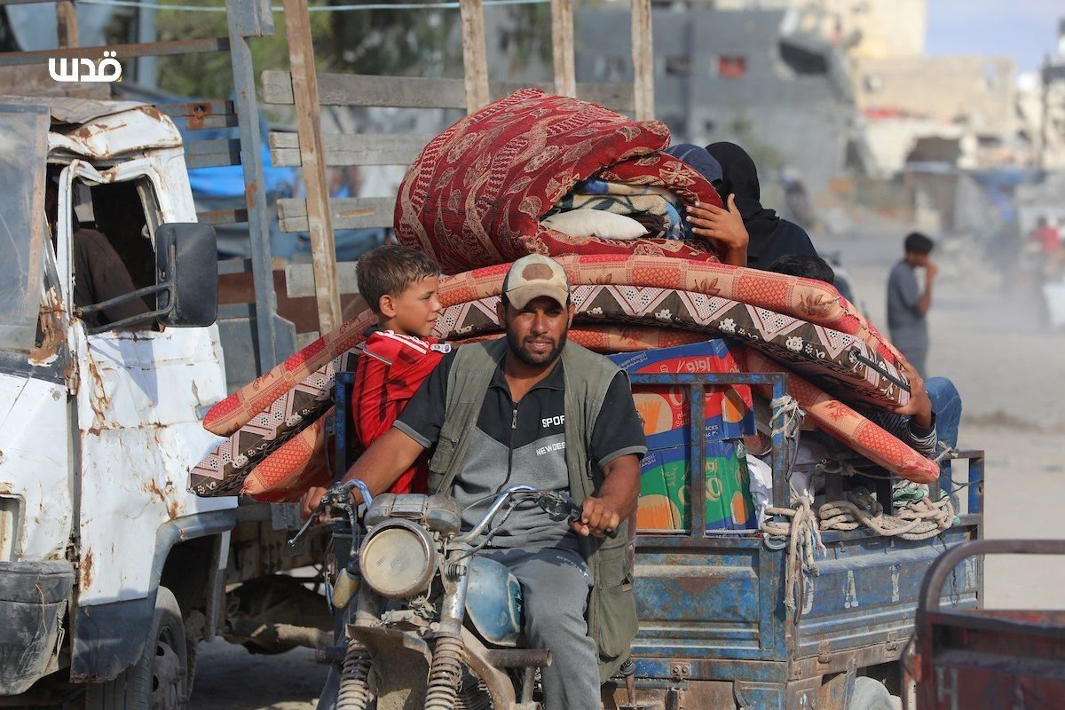 Palestinians flee eastern Khan Younis to al-Mawasi amid Israeli shelling