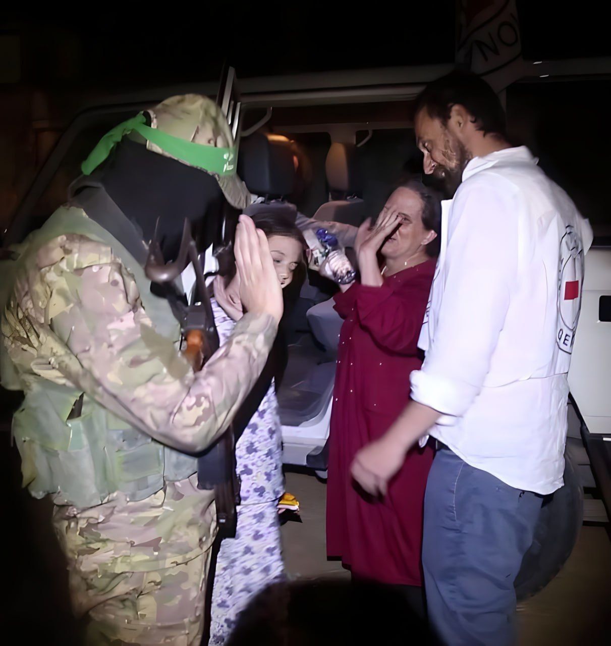 Israeli prisoner bids farewell to Hamas fighter in exchange deal