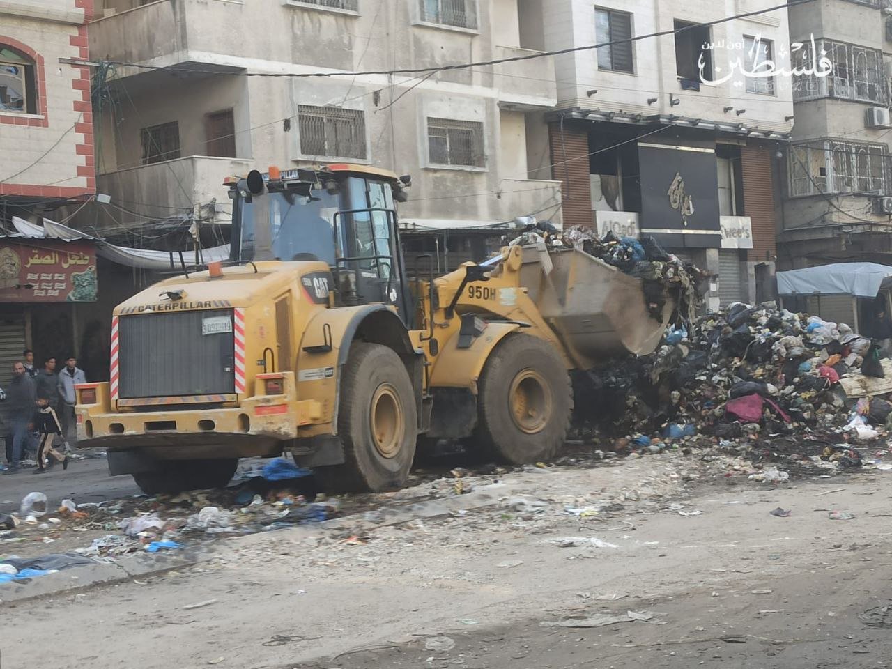 Gaza Municipality clears waste, reopens roads in Gaza City