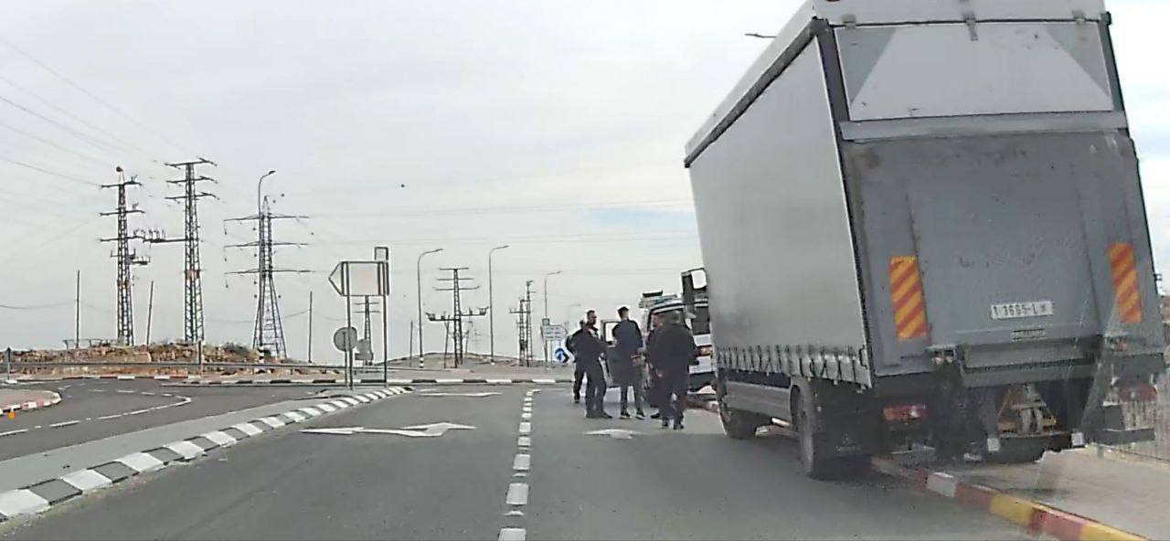 Israeli forces arrest Palestinian truck driver near Anata, Jerusalem