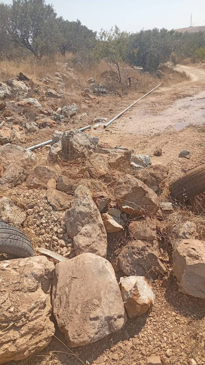 Israeli settlers block roads and damage water lines in Al-Zawiya
