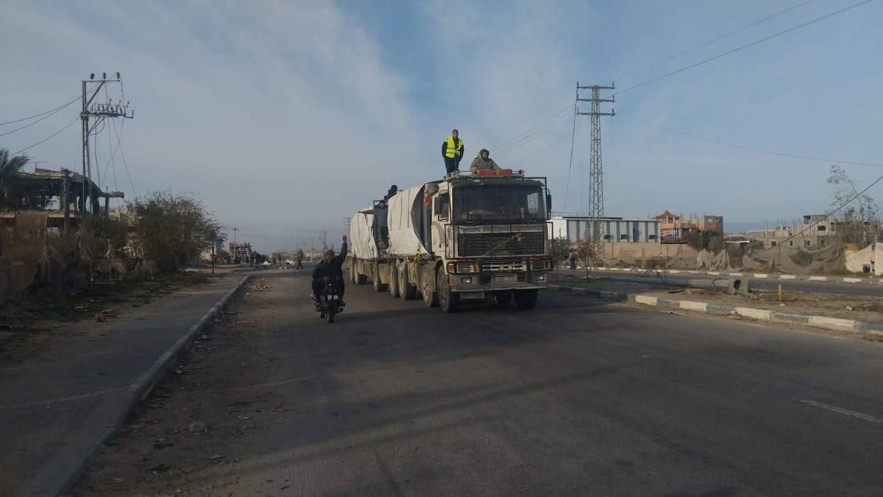 Aid trucks enter Gaza as ceasefire takes effect