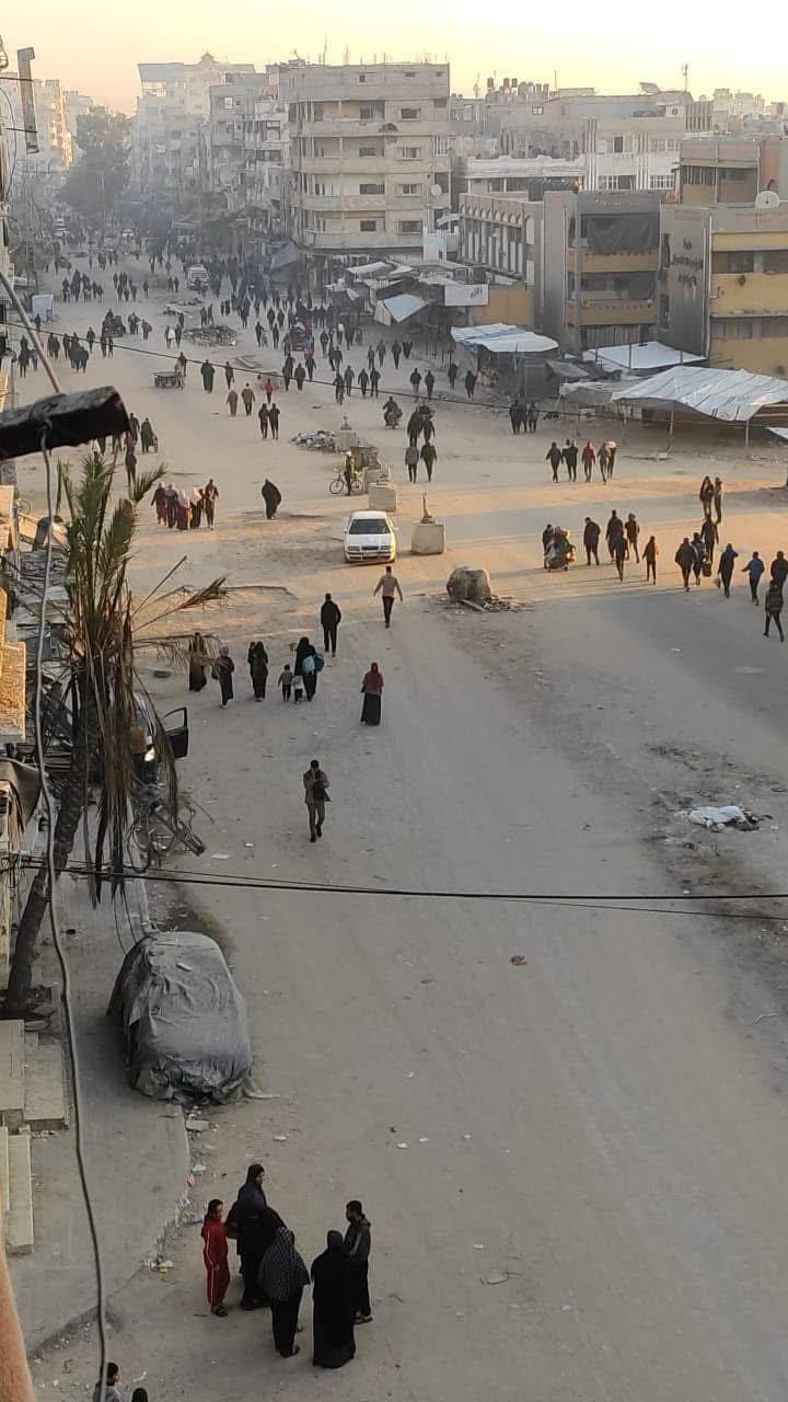 Displaced Palestinians return on foot to Jabalia as ceasefire nears