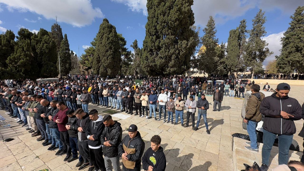 Palestinians pray at Al-Aqsa despite Israeli restrictions
