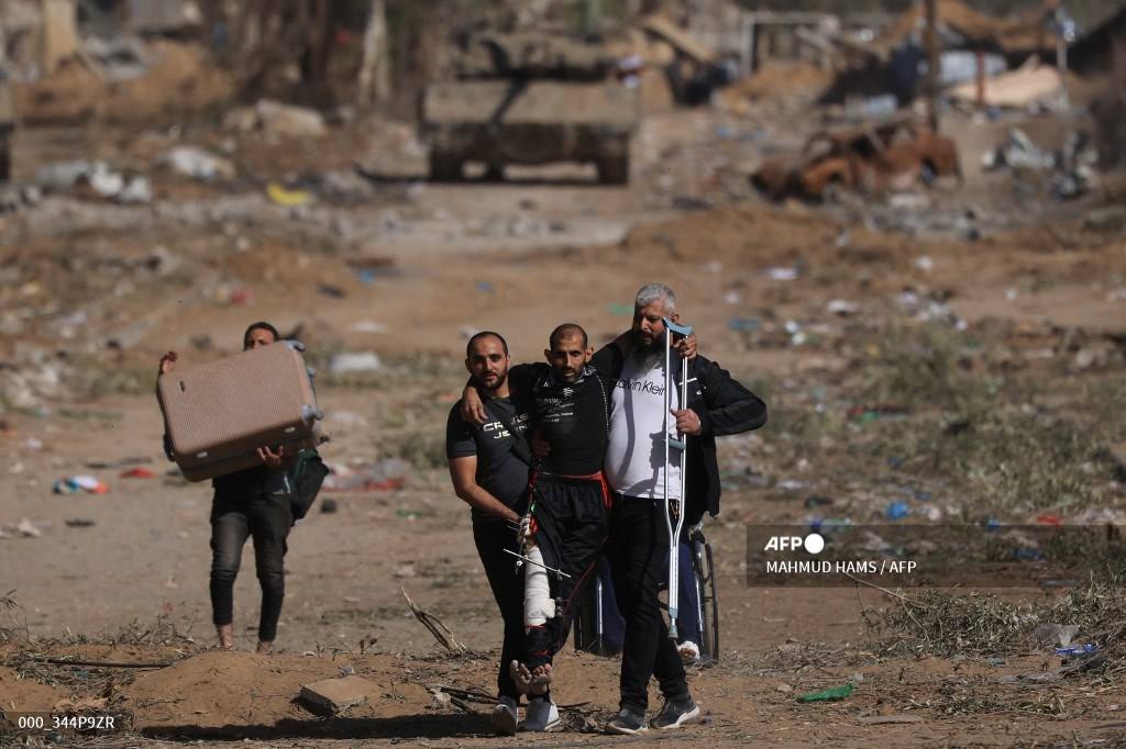 Wounded Palestinian returns home amid Israeli forces in Gaza